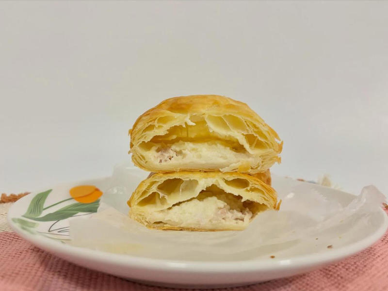 マイルドな辛さの「バターチキンカレーパイ」, 断面に感動！ たっぷり詰まったカレーフィリング, クリーミーなクロックムッシュ風パイ, ホワイトソースが食欲をそそる美しい断面