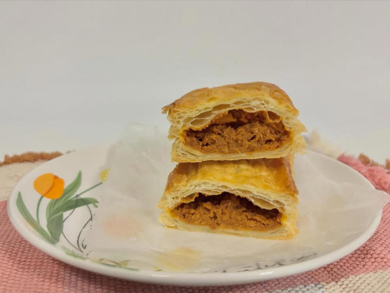 マイルドな辛さの「バターチキンカレーパイ」, 断面に感動！ たっぷり詰まったカレーフィリング, クリーミーなクロックムッシュ風パイ, ホワイトソースが食欲をそそる美しい断面