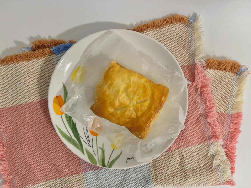 マイルドな辛さの「バターチキンカレーパイ」, 断面に感動！ たっぷり詰まったカレーフィリング, クリーミーなクロックムッシュ風パイ, ホワイトソースが食欲をそそる美しい断面