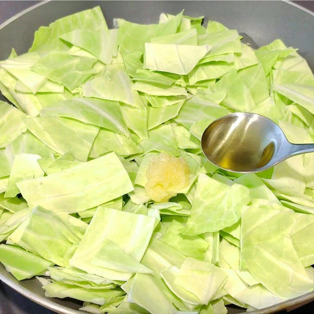 キャベツと新玉ねぎのオイル蒸し, 作り方：① フライパンに【A】を入れて混ぜる。, ② ふたをして4分加熱する。新玉ねぎと塩を加えて全体を混ぜ、再度ふたをして2分加熱したら、完成！, キャベツと新玉ねぎ、こうすると止まらん。