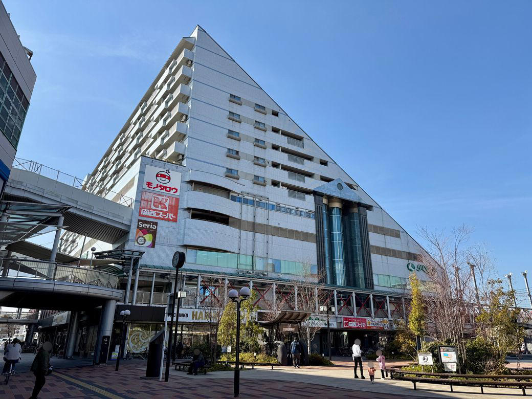 一面シャッターだらけで人けが少ない, ダイエーの撤退が引き金に, 核テナントが不在となって大打撃, 尼崎駅との活気の差, 似たようなモールがほかにも存在する