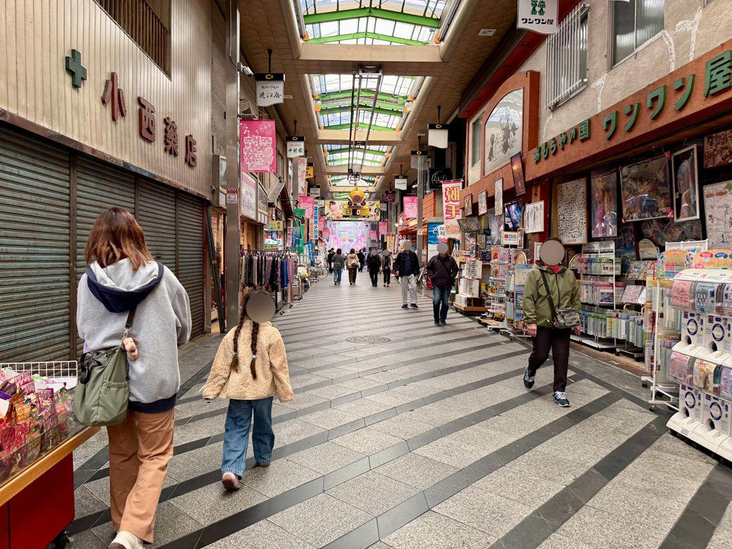 一面シャッターだらけで人けが少ない, ダイエーの撤退が引き金に, 核テナントが不在となって大打撃, 尼崎駅との活気の差, 似たようなモールがほかにも存在する