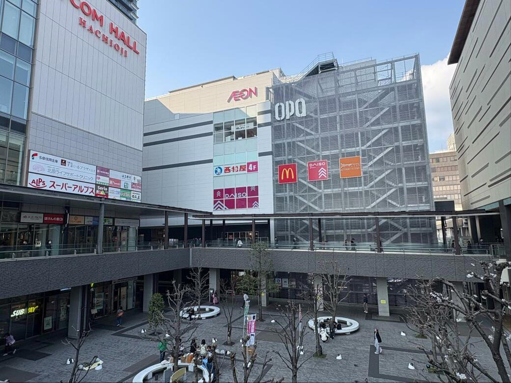 ①賑わっているのに、消費の気配が薄い, ②唯一の例外・セレオ八王子。なぜここだけ人が留まるのか, ③八王子オーパと八王子オクトーレ――用事を消化して帰る場所, ④街全体が「滞在しない構造」になっている, ⑤人が本当に求めているのは「ゆっくりできる場所」, ⑥百貨店が消えたのは衰退ではない