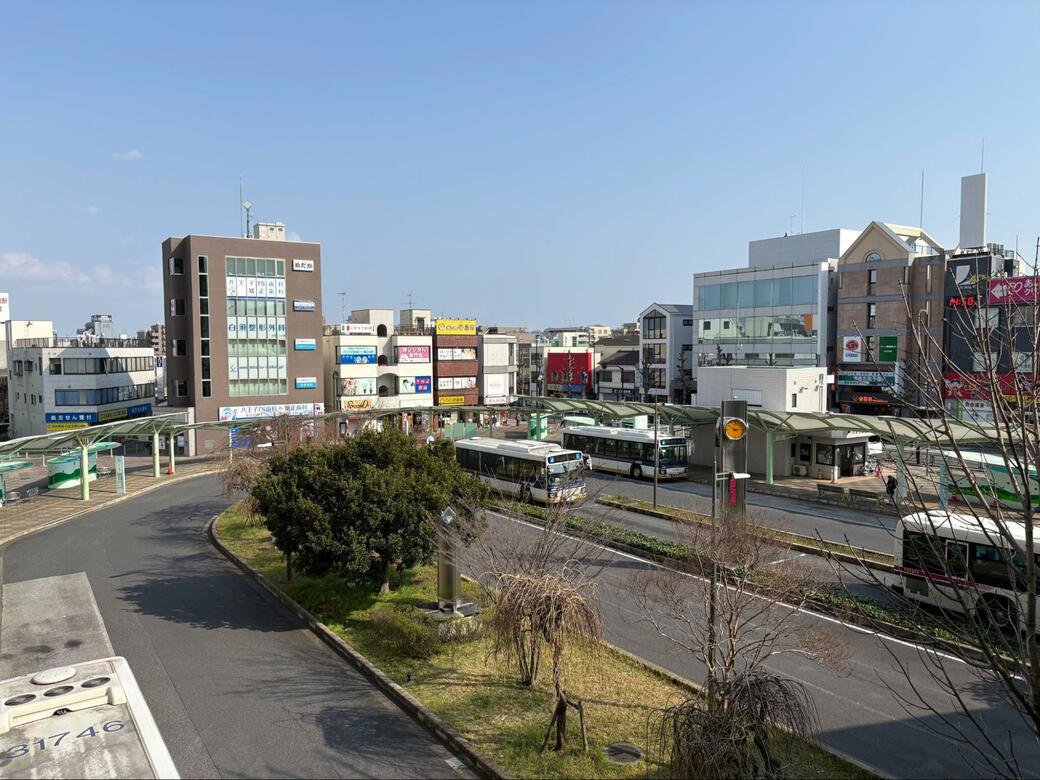 ①賑わっているのに、消費の気配が薄い, ②唯一の例外・セレオ八王子。なぜここだけ人が留まるのか, ③八王子オーパと八王子オクトーレ――用事を消化して帰る場所, ④街全体が「滞在しない構造」になっている, ⑤人が本当に求めているのは「ゆっくりできる場所」, ⑥百貨店が消えたのは衰退ではない