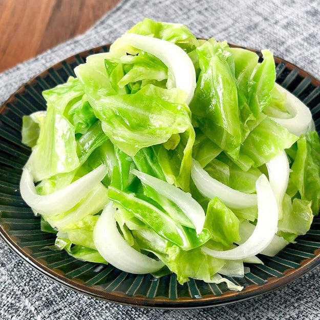 キャベツと新玉ねぎのオイル蒸し, 作り方：① フライパンに【A】を入れて混ぜる。, ② ふたをして4分加熱する。新玉ねぎと塩を加えて全体を混ぜ、再度ふたをして2分加熱したら、完成！, キャベツと新玉ねぎ、こうすると止まらん。
