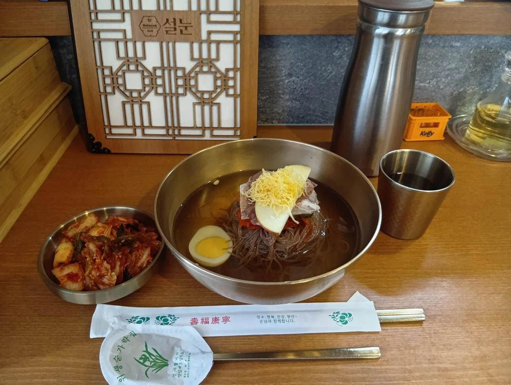 日本に「本場の北朝鮮冷麺」が誕生したワケ,  東京駅から約50分。いざ冬の平日に行列のできる人気店へ… , さっそく北朝鮮冷麺を注文, 千葉の北朝鮮冷麺。初めて食べた忖度のない感想, 老若男女が楽しめる、優しい一杯, 美味しい北朝鮮冷麵以外に、筆者が頂戴したもの