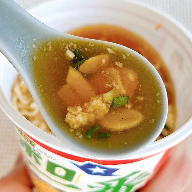 リュウジさんが監修した、ニンニクたっぷりのカップ麺を買ってみました！, “ニンニクマシマシ”になった、サッポロ一番の醤油味です。, ガーリックチップがたっぷりのっています。, スープは、コク深さがありながら飽きのこない味わいです！, 麺は1.2倍に増量されていて、食べ応えがあります。, ニンニク好きにはたまらない1杯です！