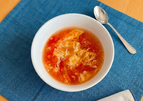 包丁いらず！余ったトマト缶で簡単「ふわふわ卵のトマトスープ」, 卵を入れた直後はかき混ぜないのがポイント, トマトの酸味と卵のまろやかさが相性抜群◎, 余りもの救済！ お好みで具材をプラスしても◎