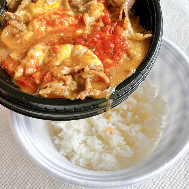 松屋で人気の「うまトマ」が、牛めしで登場したので食べてみました！, ニンニクが効いたトマトソースと、チーズがかかった牛めし。, ニンニクの香りで、食欲が全開です！, お肉、チーズ、うまトマソースがベストマッチ！, SNSでも絶賛の声！次はアレンジして食べたいです。