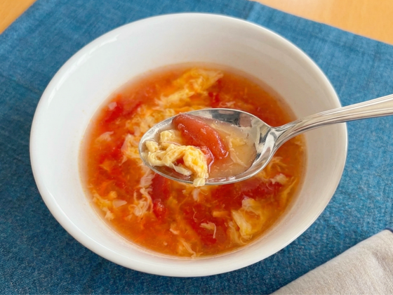 包丁いらず！余ったトマト缶で簡単「ふわふわ卵のトマトスープ」, 卵を入れた直後はかき混ぜないのがポイント, トマトの酸味と卵のまろやかさが相性抜群◎, 余りもの救済！ お好みで具材をプラスしても◎