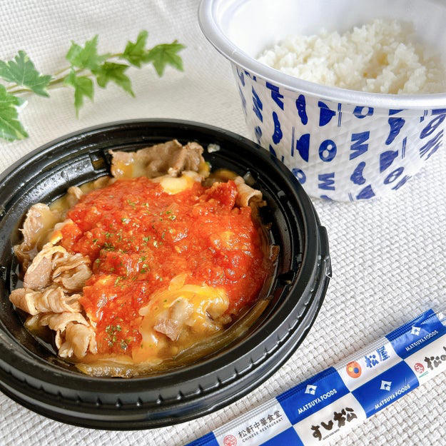 松屋で人気の「うまトマ」が、牛めしで登場したので食べてみました！, ニンニクが効いたトマトソースと、チーズがかかった牛めし。, ニンニクの香りで、食欲が全開です！, お肉、チーズ、うまトマソースがベストマッチ！, SNSでも絶賛の声！次はアレンジして食べたいです。