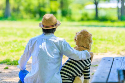 犬が飼い主を慰める心理3つ, 1.飼い主さんが悲しいと自分も悲しい, 2.自分が守らなきゃ, 3.早く元気になってほしい, 寄り添う愛犬がみせる具体的な行動, 体をくっつけてくる, お気に入りのおもちゃを持ってくる, じっとそばで見守る