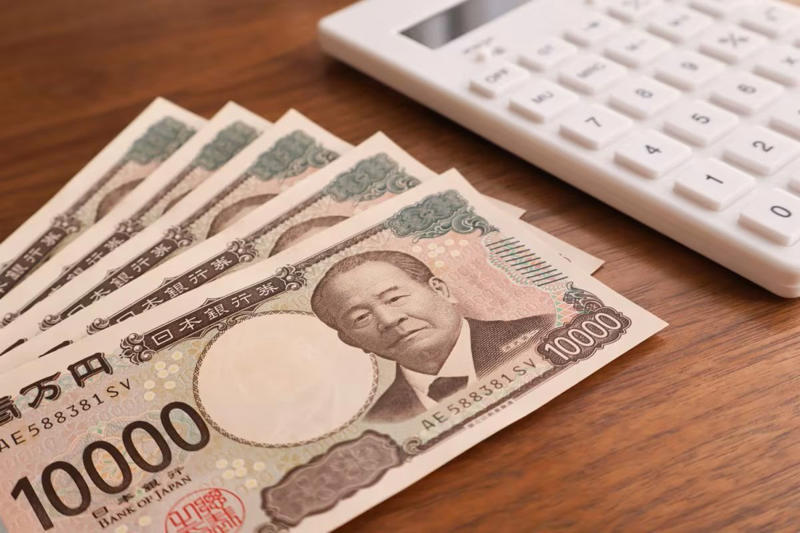 年金生活者支援給付金とは？制度の基本的な仕組みを解説, 【種類別】年金生活者支援給付金を受け取れる人の条件, 老齢基礎年金の受給者が対象「老齢年金生活者支援給付金」の支給要件, 障害基礎年金の受給者が対象「障害年金生活者支援給付金」の支給要件, 遺族基礎年金の受給者が対象「遺族年金生活者支援給付金」の支給要件, 最新データから見る年金生活者支援給付金の平均月額はいくら？, 【年齢別】老齢年金生活者支援給付金の平均受給額, 【年齢別】障害年金生活者支援給付金の平均受給額, 【年齢別】遺族年金生活者支援給付金の平均受給額, 年金生活者支援給付金の受け取りに必要な申請手続きの方法, パターン1：すでに年金を受給中で、新たに給付対象となった場合, パターン2：これから年金受給が始まり、給付対象にもなる場合, 翌年以降の手続きは原則として不要, 【参考】国民年金・厚生年金の平均的な受給月額, 国民年金（基礎年金）の平均月額, 厚生年金（国民年金を含む）の平均月額, 恒久的な支援制度「年金生活者支援給付金」対象者は忘れずに手続きを