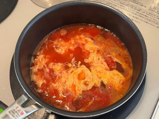 包丁いらず！余ったトマト缶で簡単「ふわふわ卵のトマトスープ」, 卵を入れた直後はかき混ぜないのがポイント, トマトの酸味と卵のまろやかさが相性抜群◎, 余りもの救済！ お好みで具材をプラスしても◎