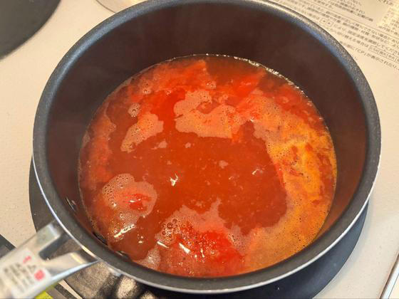 包丁いらず！余ったトマト缶で簡単「ふわふわ卵のトマトスープ」, 卵を入れた直後はかき混ぜないのがポイント, トマトの酸味と卵のまろやかさが相性抜群◎, 余りもの救済！ お好みで具材をプラスしても◎