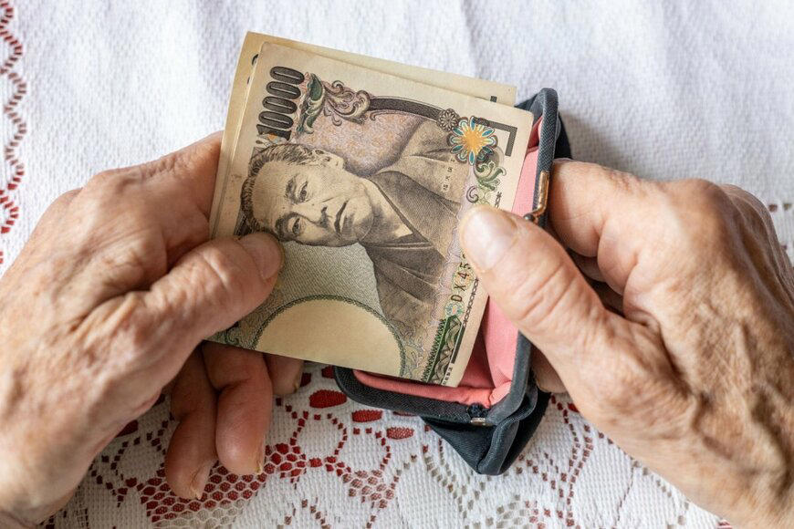 【70歳代の貯蓄】二人以上世帯の平均は2416万円、中央値はいくら？, 厚生年金の平均受給額は月額いくら？男女差や分布をデータで解説, 厚生年金の平均受給額（月額）, 厚生年金の受給額分布（月額階級別）, 国民年金の受給額、平均は月額いくら？最も多い層（ボリュームゾーン）を深掘り, 国民年金の平均受給額（月額）, 国民年金の受給額分布（月額階級別）, 【老後の生活費】65歳以上の無職夫婦世帯、毎月の収支と赤字額は？, シニア世代の医療費は年齢とともにどう変化する？年代別の平均額を比較, 【年齢階級別】1人当たりの年間医療費