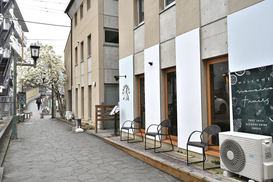 めいとく農園の古都華に惚れて。店主・三輪さんの尽きない「いちご愛」, 看板メニュー「4種食べ比べクレープ」！2パック分のいちごに溺れる, 奈良散策のお供に。新登場「ライトクレープ」と100%いちごドリンク, 観光しながら待つ。奈良の休日を彩る至福のいちご時間