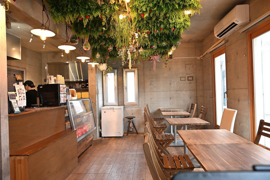 めいとく農園の古都華に惚れて。店主・三輪さんの尽きない「いちご愛」, 看板メニュー「4種食べ比べクレープ」！2パック分のいちごに溺れる, 奈良散策のお供に。新登場「ライトクレープ」と100%いちごドリンク, 観光しながら待つ。奈良の休日を彩る至福のいちご時間