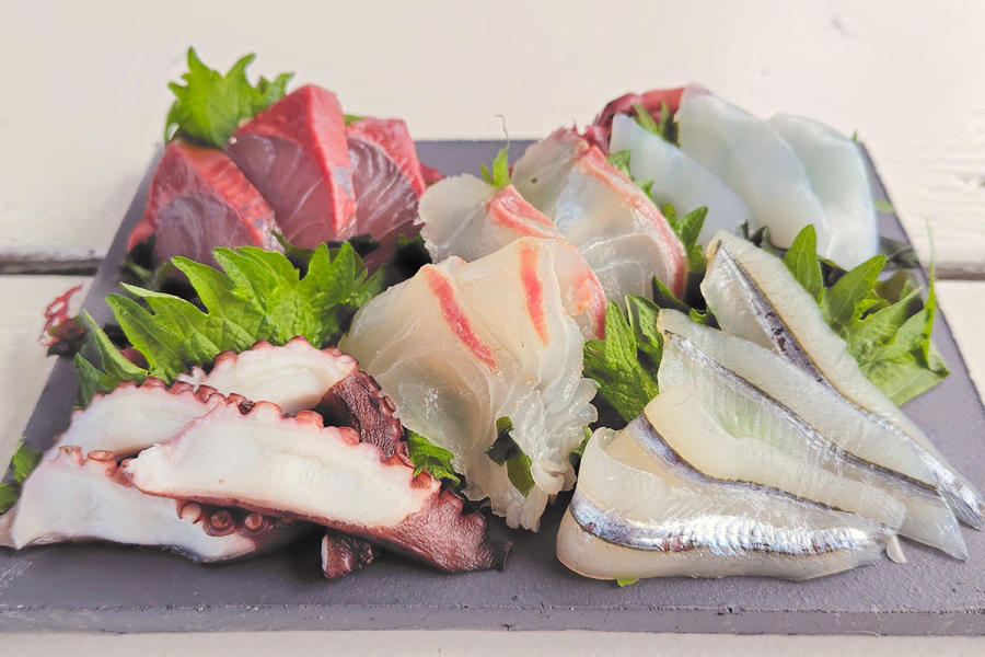 ■ ワインのプロが挑む、新しい鮮魚店のカタチ, ■ 刺身を伝統の「淡路瓦」に盛り付け、イタリアンな食べ方を提案, ■ 待ち時間をゼロにして、観光を楽しむ時間を有効に, ■ 土日限定で1000円の「漁師町の朝ご飯」も