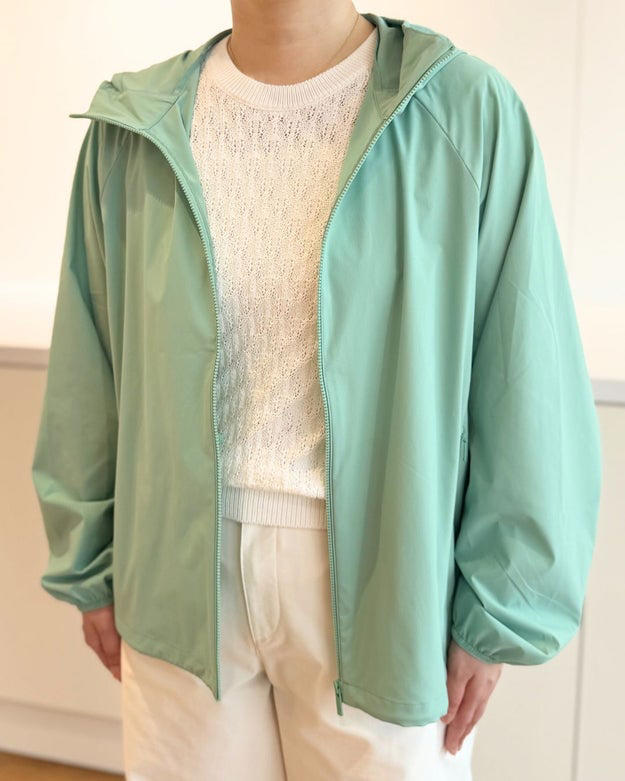 4月16日まで値下げしている、ユニクロの「期間限定セールアイテム」をまとめました！, 1.「ポケッタブルUVカットパーカ/NANODESIGN」, さっと羽織って、きれいめスタイルにも合わせられます。, フード付きで髪も紫外線や花粉から守ってくれる。, 着心地がよく、シワになりにくいから普段使いしやすい。, いろんなボトムスとマッチするから、着回し力もばっちり！, 3.「ブロードオーバーサイズシャツ」, 裾に入ったスリットが、さりげないアクセントに。, いろんなボトムスと合わせやすく、着回し力もバツグン！