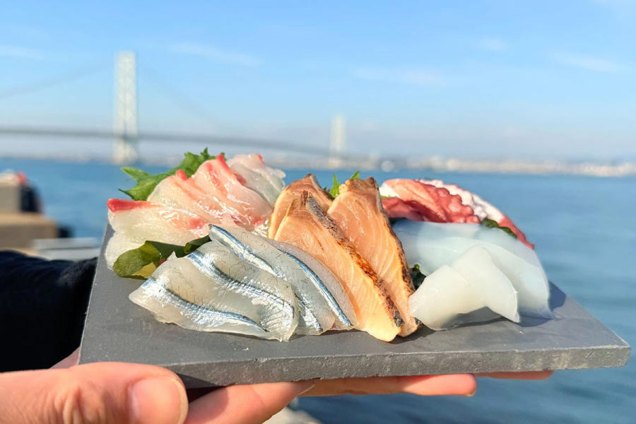 ■ ワインのプロが挑む、新しい鮮魚店のカタチ, ■ 刺身を伝統の「淡路瓦」に盛り付け、イタリアンな食べ方を提案, ■ 待ち時間をゼロにして、観光を楽しむ時間を有効に, ■ 土日限定で1000円の「漁師町の朝ご飯」も