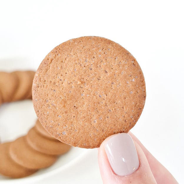 口コミで人気のお菓子を見つけました！, 量がたっぷり入っていて、コスパも抜群なんです。, スパイシー×甘さの組み合わせが、後を引くおいしさ。, ドリンクに浸して、味や食感を変えて食べるのもおすすめです。, ユニークな味わいで、すっかりハマってしまいました！