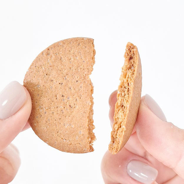 口コミで人気のお菓子を見つけました！, 量がたっぷり入っていて、コスパも抜群なんです。, スパイシー×甘さの組み合わせが、後を引くおいしさ。, ドリンクに浸して、味や食感を変えて食べるのもおすすめです。, ユニークな味わいで、すっかりハマってしまいました！