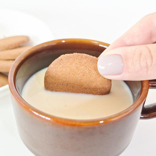 口コミで人気のお菓子を見つけました！, 量がたっぷり入っていて、コスパも抜群なんです。, スパイシー×甘さの組み合わせが、後を引くおいしさ。, ドリンクに浸して、味や食感を変えて食べるのもおすすめです。, ユニークな味わいで、すっかりハマってしまいました！