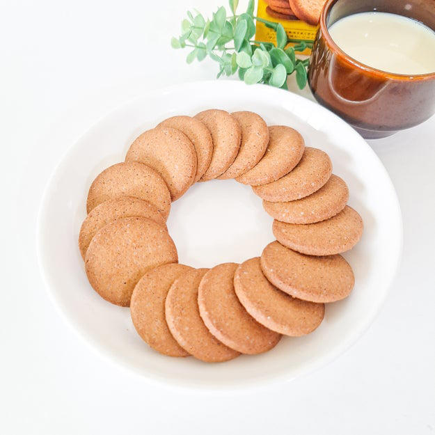 口コミで人気のお菓子を見つけました！, 量がたっぷり入っていて、コスパも抜群なんです。, スパイシー×甘さの組み合わせが、後を引くおいしさ。, ドリンクに浸して、味や食感を変えて食べるのもおすすめです。, ユニークな味わいで、すっかりハマってしまいました！