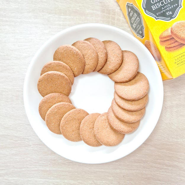 口コミで人気のお菓子を見つけました！, 量がたっぷり入っていて、コスパも抜群なんです。, スパイシー×甘さの組み合わせが、後を引くおいしさ。, ドリンクに浸して、味や食感を変えて食べるのもおすすめです。, ユニークな味わいで、すっかりハマってしまいました！