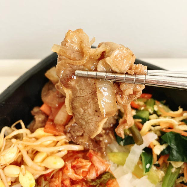 ほっともっとの公式サイトで、7700件を超える評価の「焼肉ビビンバ弁当」を食べてみました！, お肉と野菜がたっぷり摂れる、ボリューム満点のビビンバ弁当です！, お好みで、タレの量を調整して食べられます。, 5種の具材と特製旨辛ダレの相性はバツグン！, CANDY TUNEも、その本格的な味わいを絶賛していましたよ。, やみつきになる旨辛弁当でした。