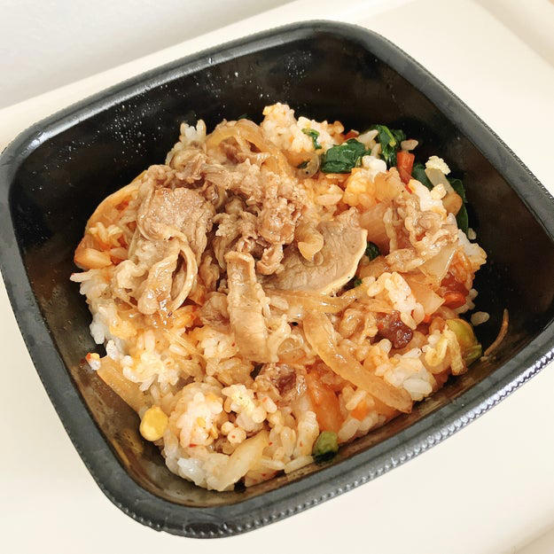 ほっともっとの公式サイトで、7700件を超える評価の「焼肉ビビンバ弁当」を食べてみました！, お肉と野菜がたっぷり摂れる、ボリューム満点のビビンバ弁当です！, お好みで、タレの量を調整して食べられます。, 5種の具材と特製旨辛ダレの相性はバツグン！, CANDY TUNEも、その本格的な味わいを絶賛していましたよ。, やみつきになる旨辛弁当でした。