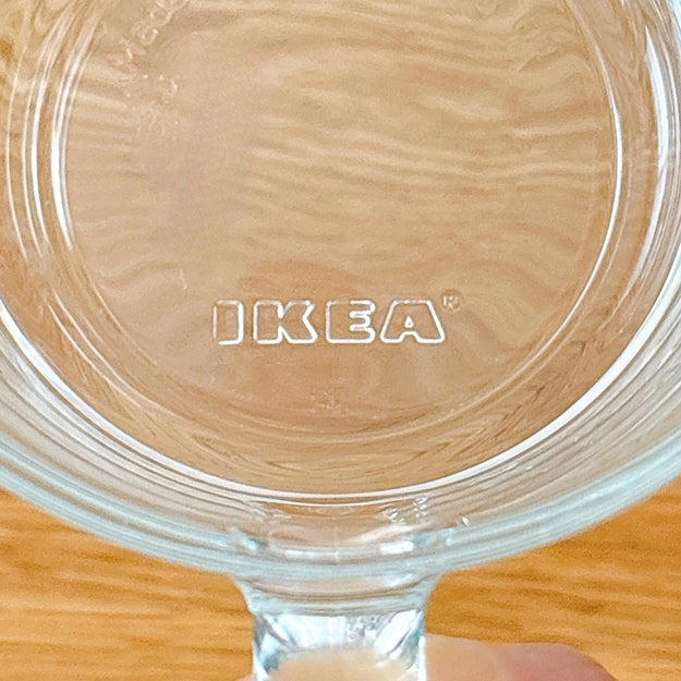 イケアのレストランで使われている、「おしゃれグラス」を購入しました。, シンプルでしっかりした作りのグラス！, 何を入れても美しい！, 飲み物以外にも使えて万能！, 食洗機・電子レンジOKでとにかくラクなんです！, 朝から夜まで、一日中使ってしまうグラスでした。