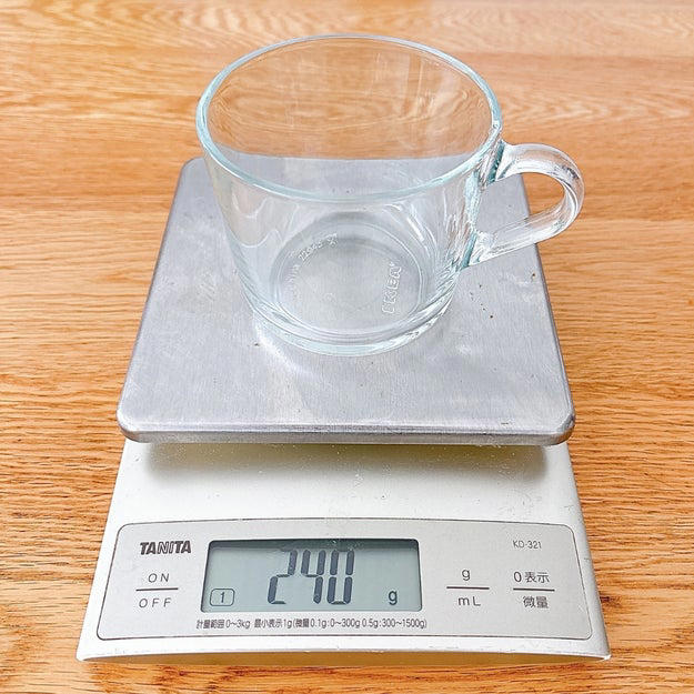 イケアのレストランで使われている、「おしゃれグラス」を購入しました。, シンプルでしっかりした作りのグラス！, 何を入れても美しい！, 飲み物以外にも使えて万能！, 食洗機・電子レンジOKでとにかくラクなんです！, 朝から夜まで、一日中使ってしまうグラスでした。