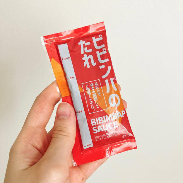 ほっともっとの公式サイトで、7700件を超える評価の「焼肉ビビンバ弁当」を食べてみました！, お肉と野菜がたっぷり摂れる、ボリューム満点のビビンバ弁当です！, お好みで、タレの量を調整して食べられます。, 5種の具材と特製旨辛ダレの相性はバツグン！, CANDY TUNEも、その本格的な味わいを絶賛していましたよ。, やみつきになる旨辛弁当でした。