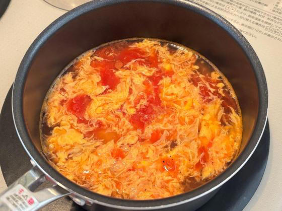 包丁いらず！余ったトマト缶で簡単「ふわふわ卵のトマトスープ」, 卵を入れた直後はかき混ぜないのがポイント, トマトの酸味と卵のまろやかさが相性抜群◎, 余りもの救済！ お好みで具材をプラスしても◎