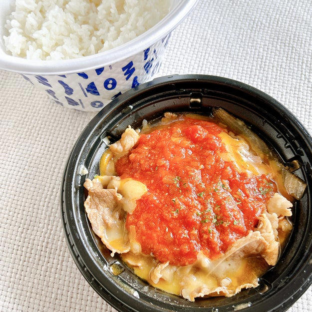 松屋で人気の「うまトマ」が、牛めしで登場したので食べてみました！, ニンニクが効いたトマトソースと、チーズがかかった牛めし。, ニンニクの香りで、食欲が全開です！, お肉、チーズ、うまトマソースがベストマッチ！, SNSでも絶賛の声！次はアレンジして食べたいです。