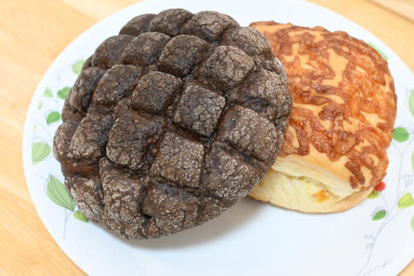 超も～っちり食感のファミマ「チーズパン」, これはおつまみ！, もっちりしっとり「チョコメロンパン」, 超も～っちりなパンが売れているらしい