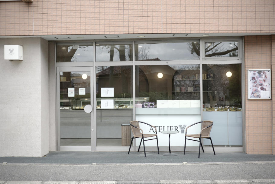 都内5つ星ホテル出身。地元にオープンした「ATELIER Y（アトリエ ワイ）」, まるでここはお菓子の美術館。こだわり抜いたお菓子と内装, 見た目だけではない。素材の味をダイレクトに感じるケーキの数々, お客さんの声から生まれたクレープも見逃せない