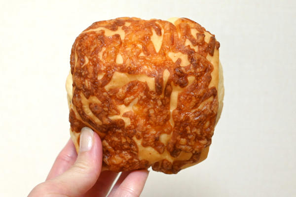 超も～っちり食感のファミマ「チーズパン」, これはおつまみ！, もっちりしっとり「チョコメロンパン」, 超も～っちりなパンが売れているらしい