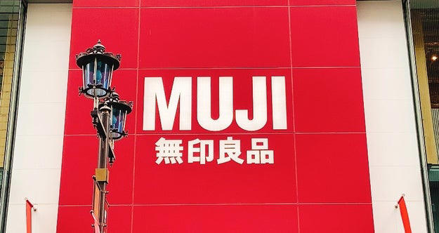 無印良品で、コスパばつぐんの「春トップス」を見つけました！, ほんのり肌が透ける、メッシュ生地のトップスです。, 洗濯機でガシガシ洗えるのがうれしい！, 着用感は、普段選ぶサイズでちょうどよかったです。, 春の寒暖差対策にぴったりです。