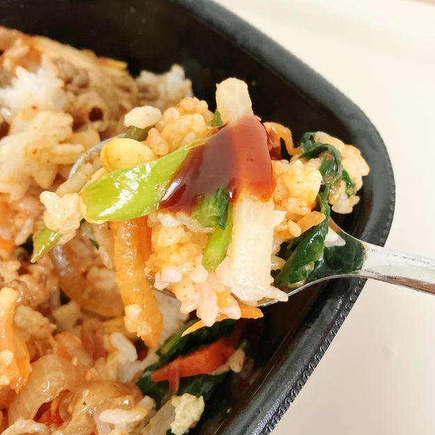 ほっともっとの公式サイトで、7700件を超える評価の「焼肉ビビンバ弁当」を食べてみました！, お肉と野菜がたっぷり摂れる、ボリューム満点のビビンバ弁当です！, お好みで、タレの量を調整して食べられます。, 5種の具材と特製旨辛ダレの相性はバツグン！, CANDY TUNEも、その本格的な味わいを絶賛していましたよ。, やみつきになる旨辛弁当でした。
