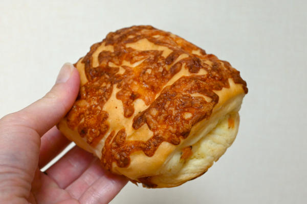 超も～っちり食感のファミマ「チーズパン」, これはおつまみ！, もっちりしっとり「チョコメロンパン」, 超も～っちりなパンが売れているらしい
