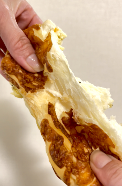 超も～っちり食感のファミマ「チーズパン」, これはおつまみ！, もっちりしっとり「チョコメロンパン」, 超も～っちりなパンが売れているらしい