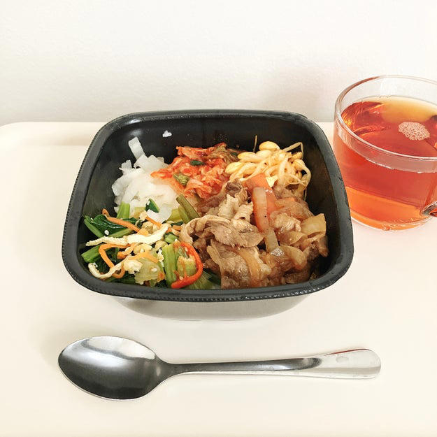 ほっともっとの公式サイトで、7700件を超える評価の「焼肉ビビンバ弁当」を食べてみました！, お肉と野菜がたっぷり摂れる、ボリューム満点のビビンバ弁当です！, お好みで、タレの量を調整して食べられます。, 5種の具材と特製旨辛ダレの相性はバツグン！, CANDY TUNEも、その本格的な味わいを絶賛していましたよ。, やみつきになる旨辛弁当でした。