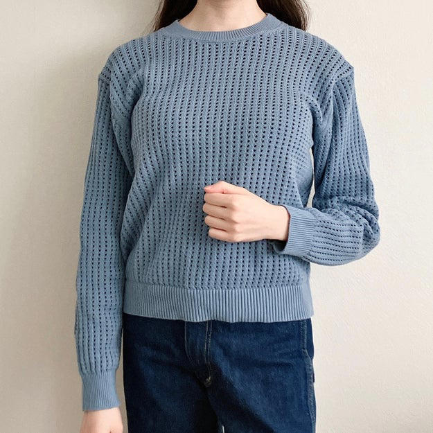 無印良品で、コスパばつぐんの「春トップス」を見つけました！, ほんのり肌が透ける、メッシュ生地のトップスです。, 洗濯機でガシガシ洗えるのがうれしい！, 着用感は、普段選ぶサイズでちょうどよかったです。, 春の寒暖差対策にぴったりです。