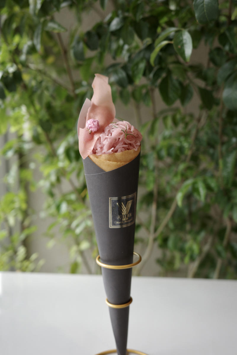 都内5つ星ホテル出身。地元にオープンした「ATELIER Y（アトリエ ワイ）」, まるでここはお菓子の美術館。こだわり抜いたお菓子と内装, 見た目だけではない。素材の味をダイレクトに感じるケーキの数々, お客さんの声から生まれたクレープも見逃せない