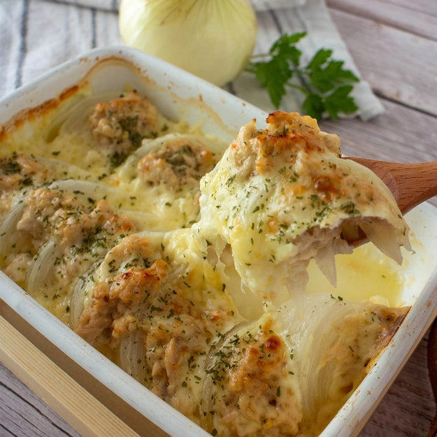 新玉ねぎの丸ごとオーブン焼き, 【新玉ねぎはこうやって食べてみて】「もう普通のグラタンに戻れない」「甘すぎて衝撃！」新玉ねぎの丸ごとオーブン焼き, 新玉ねぎのツナマヨハニーマスタード焼き, 「この新玉ねぎ、うまっっっ！」我が家で過去いち人気のとろける食感。新玉ねぎのツナマヨハニーマスタード焼き, ライスペーパーで玉ねぎチーズパイ, 旬の「新玉ねぎ」はこうやって食べて！パイ生地なしで「何コレ、ウマすぎ」ライスペーパーで作れる簡単おつまみレシピ