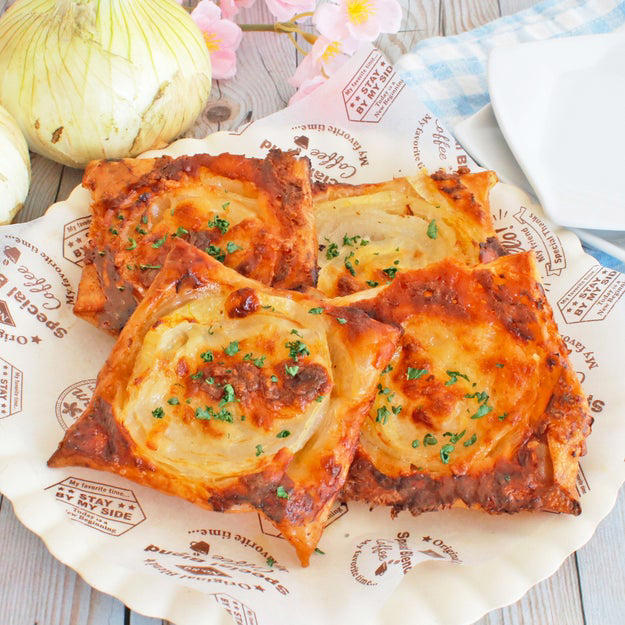 新玉ねぎの丸ごとオーブン焼き, 【新玉ねぎはこうやって食べてみて】「もう普通のグラタンに戻れない」「甘すぎて衝撃！」新玉ねぎの丸ごとオーブン焼き, 新玉ねぎのツナマヨハニーマスタード焼き, 「この新玉ねぎ、うまっっっ！」我が家で過去いち人気のとろける食感。新玉ねぎのツナマヨハニーマスタード焼き, ライスペーパーで玉ねぎチーズパイ, 旬の「新玉ねぎ」はこうやって食べて！パイ生地なしで「何コレ、ウマすぎ」ライスペーパーで作れる簡単おつまみレシピ