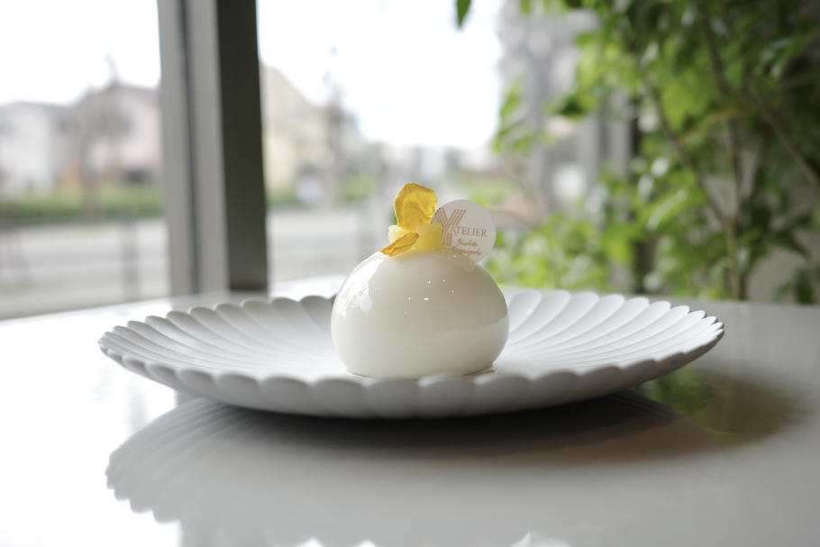 都内5つ星ホテル出身。地元にオープンした「ATELIER Y（アトリエ ワイ）」, まるでここはお菓子の美術館。こだわり抜いたお菓子と内装, 見た目だけではない。素材の味をダイレクトに感じるケーキの数々, お客さんの声から生まれたクレープも見逃せない